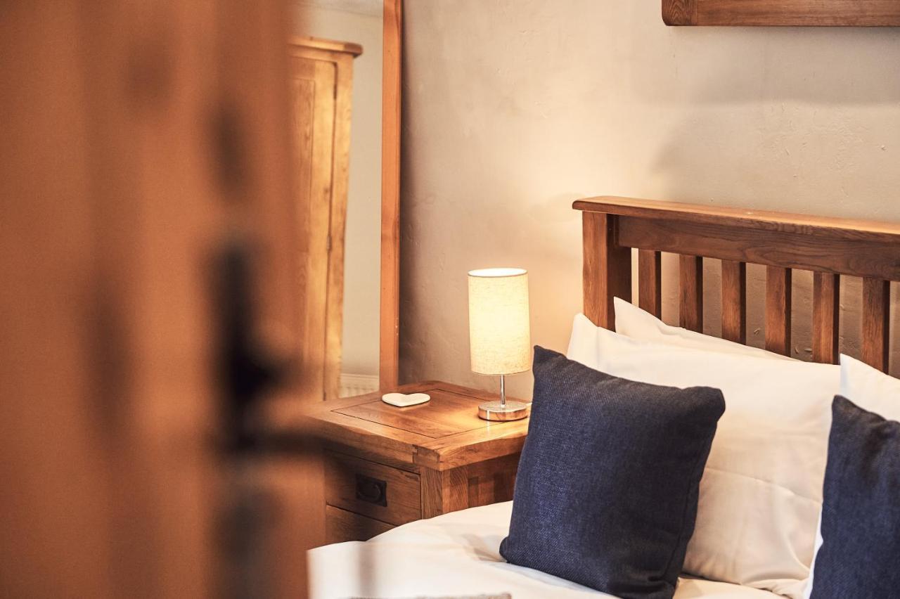 Penuwch Boathouse- Lakeside Rural Cottage Ideal For Families With Indoor Heated Pool 卡马森 外观 照片