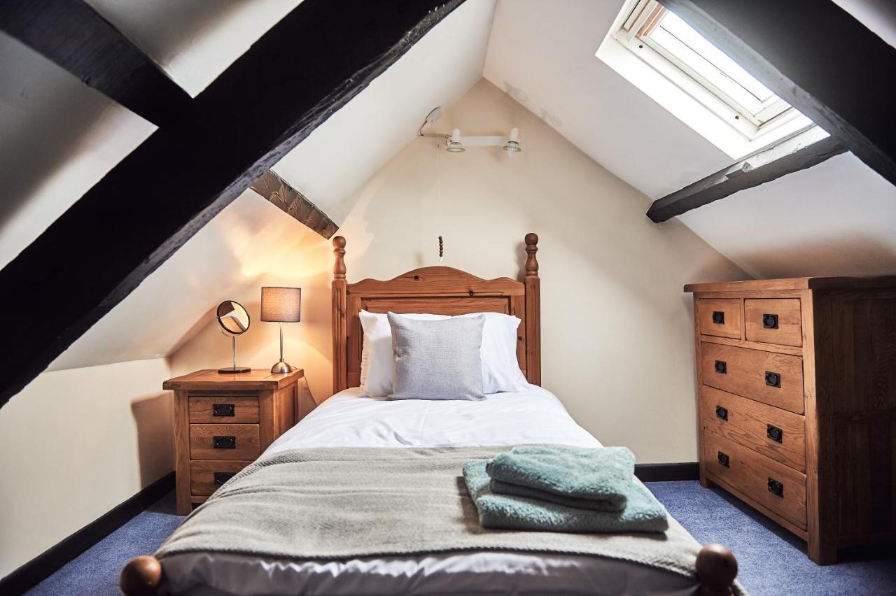 Penuwch Boathouse- Lakeside Rural Cottage Ideal For Families With Indoor Heated Pool 卡马森 外观 照片