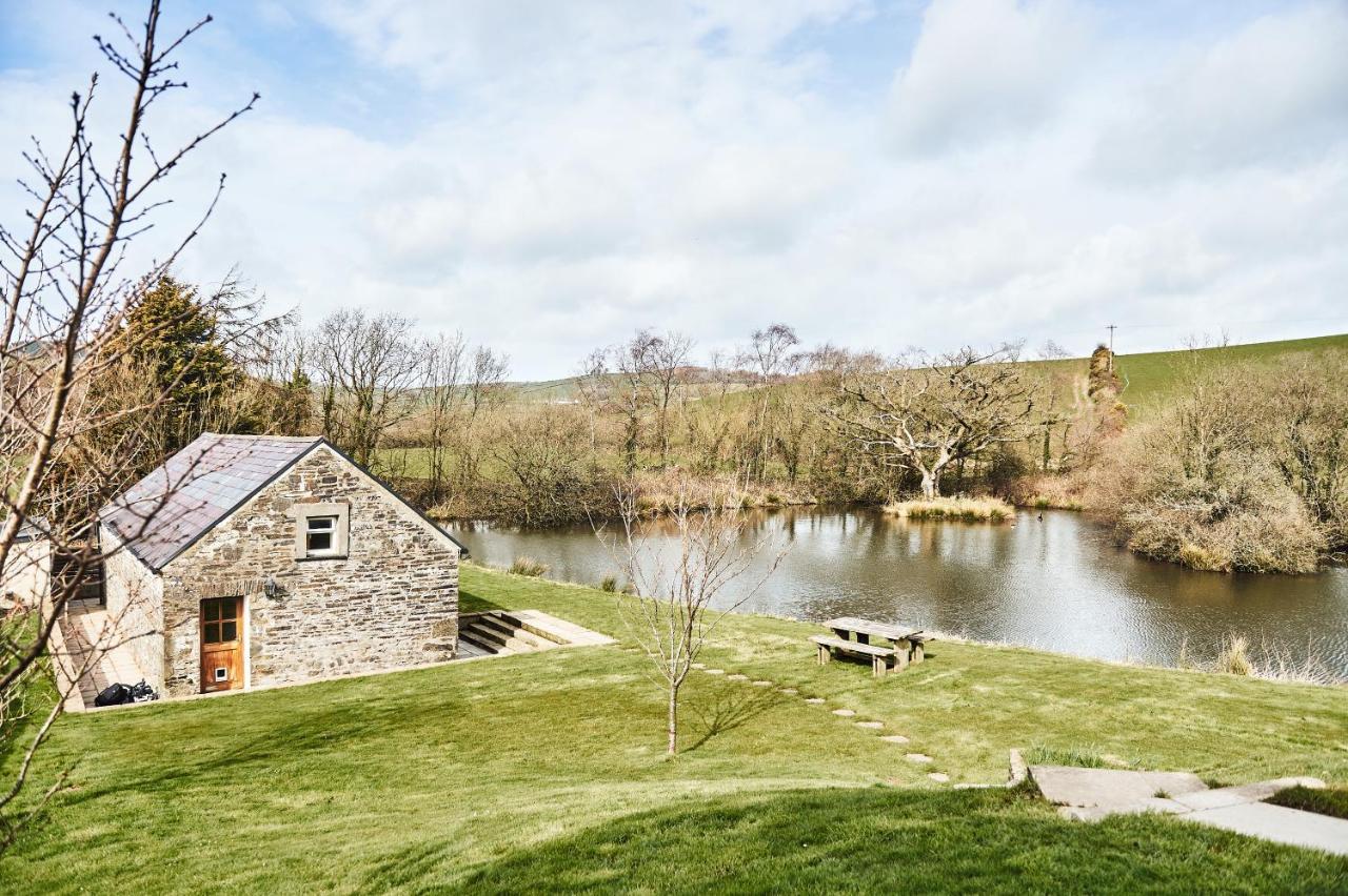 Penuwch Boathouse- Lakeside Rural Cottage Ideal For Families With Indoor Heated Pool 卡马森 外观 照片
