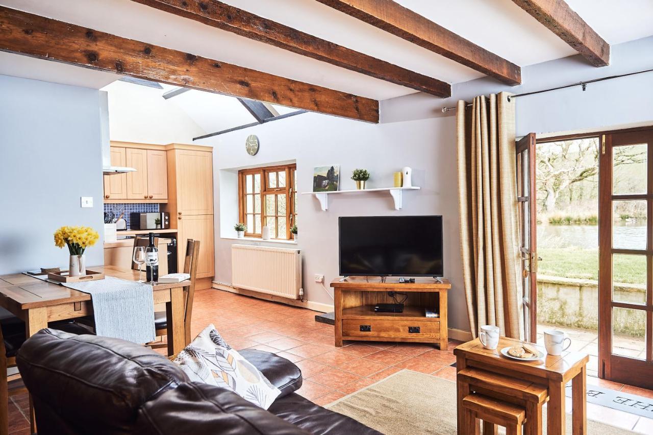 Penuwch Boathouse- Lakeside Rural Cottage Ideal For Families With Indoor Heated Pool 卡马森 外观 照片