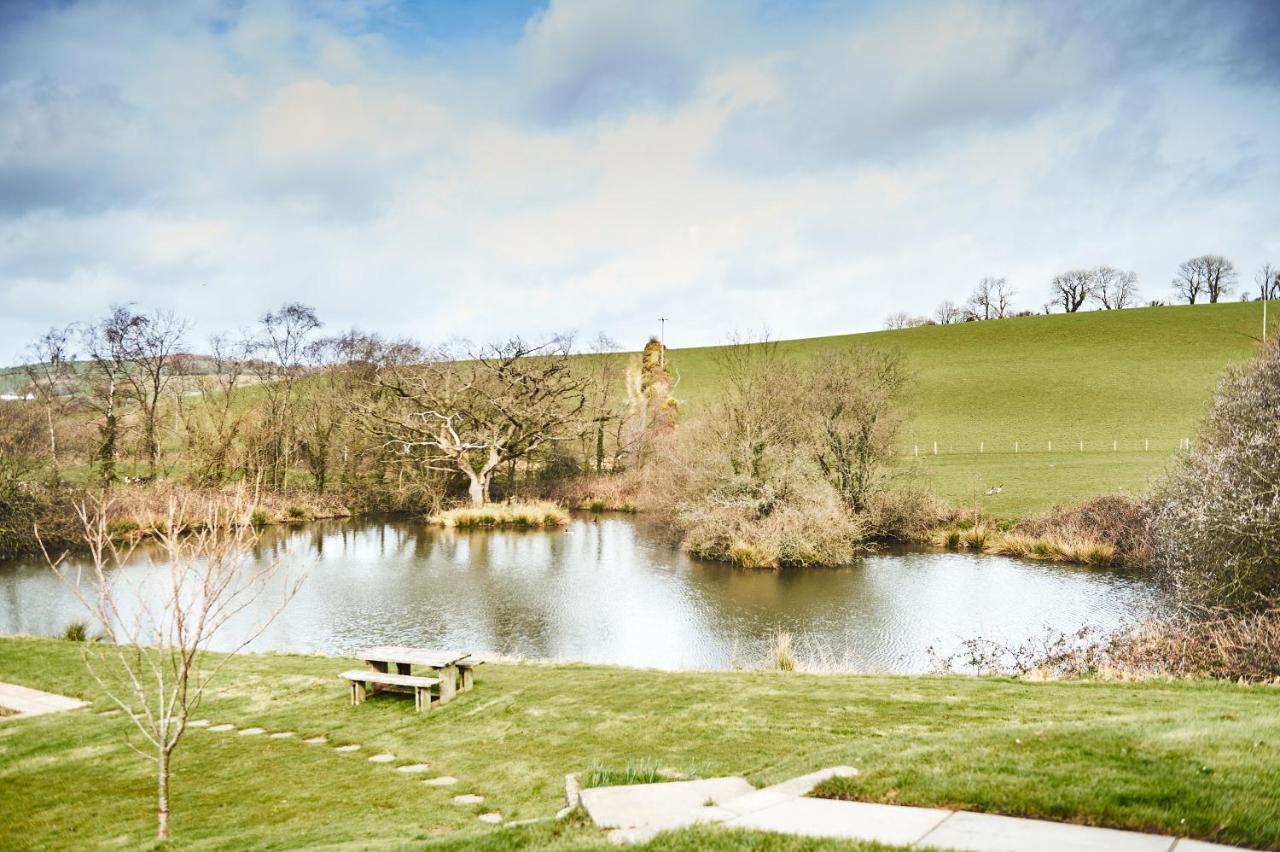 Penuwch Boathouse- Lakeside Rural Cottage Ideal For Families With Indoor Heated Pool 卡马森 外观 照片