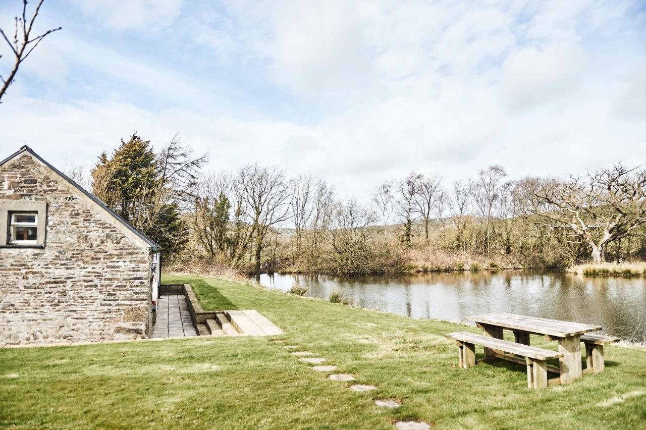 Penuwch Boathouse- Lakeside Rural Cottage Ideal For Families With Indoor Heated Pool 卡马森 外观 照片