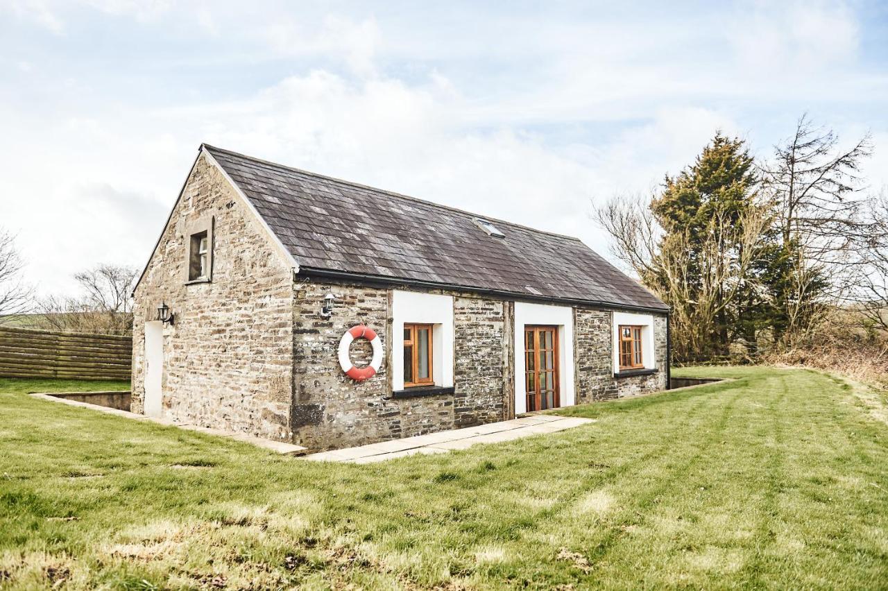 Penuwch Boathouse- Lakeside Rural Cottage Ideal For Families With Indoor Heated Pool 卡马森 外观 照片