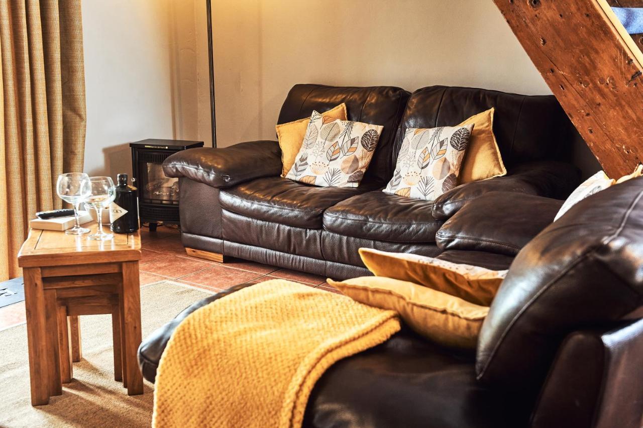 Penuwch Boathouse- Lakeside Rural Cottage Ideal For Families With Indoor Heated Pool 卡马森 外观 照片