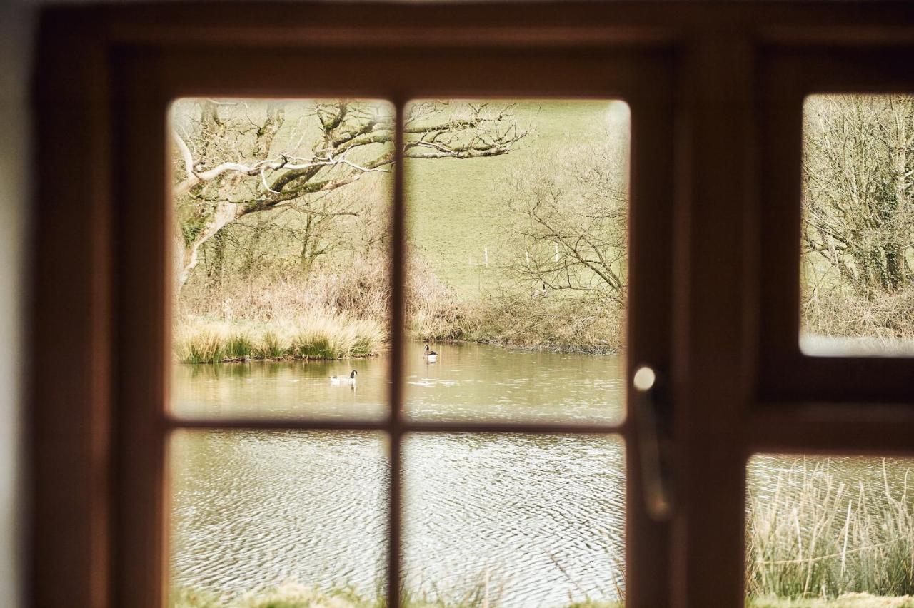 Penuwch Boathouse- Lakeside Rural Cottage Ideal For Families With Indoor Heated Pool 卡马森 外观 照片
