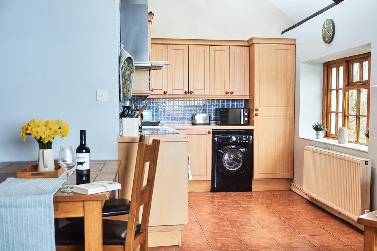 Penuwch Boathouse- Lakeside Rural Cottage Ideal For Families With Indoor Heated Pool 卡马森 外观 照片